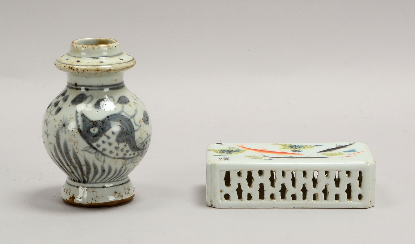2 dekorative Porzellanobjekte (China): 1 Tischvase/Tintenfass, Höhe 13 cm; und 1 Papierbeschwerer, M