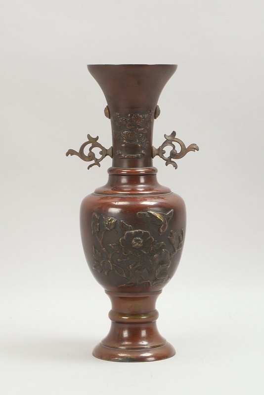 Tischvase (japan. Meiji-Stil), Bronze, 2-seitig mit Reliefdekor, Hals mit 2x Handhaben