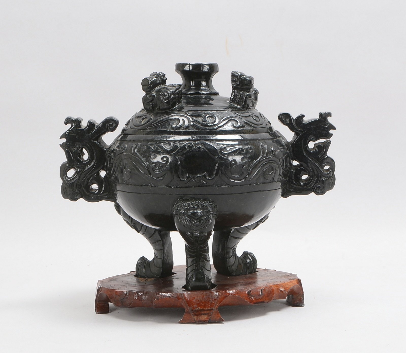 Tripod-Räuchergefäß (China), Serpentin, mit 2x Handhaben, auf Holzsockel; Höhe 28 cm