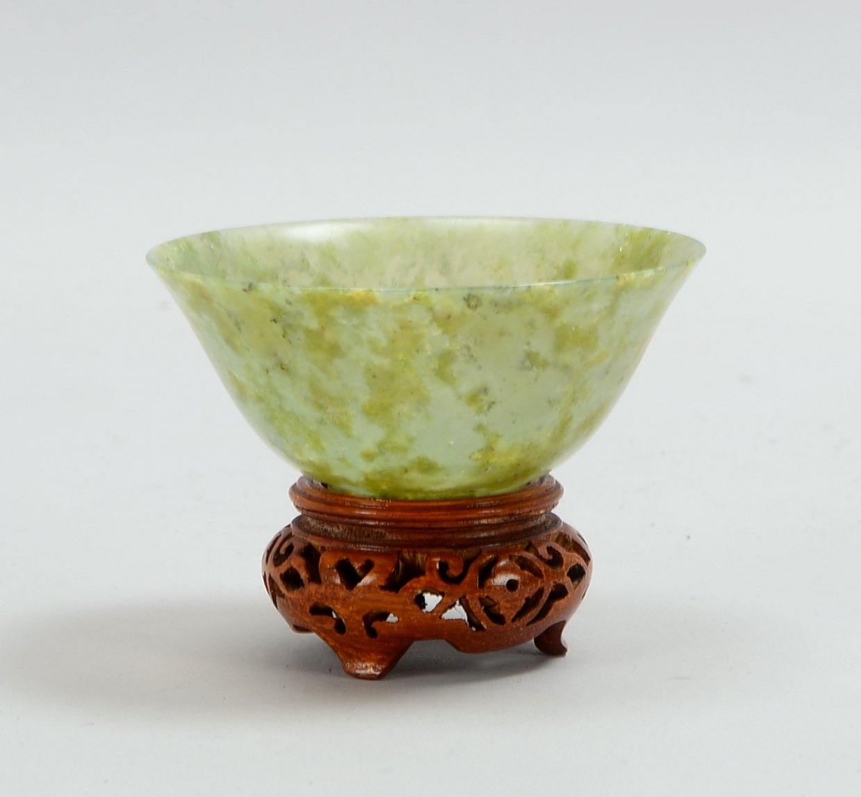Kleine Schale (China), Jade, auf Holzsockel; Höhe 7,5 cm, Durchmesser Ø 10 cm