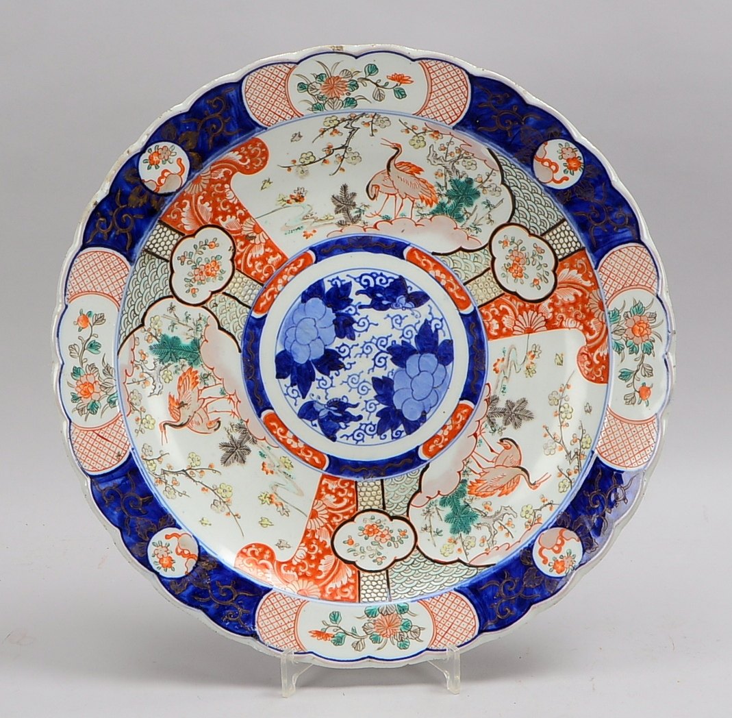 Großer Imari-Teller (China), gewellter Rand, mit Naturmotiv in Blau-Rot ('Reiher in Landschaft'); Du
