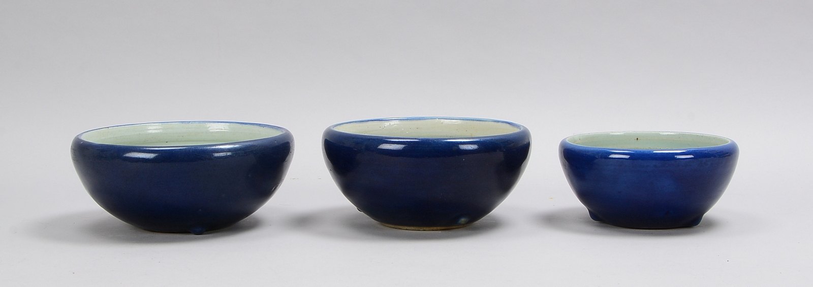 Kleines Porzellanübertopf-Konvolut (China), jeweils mit blauer Glasur, verschiedene Größen, ungemark