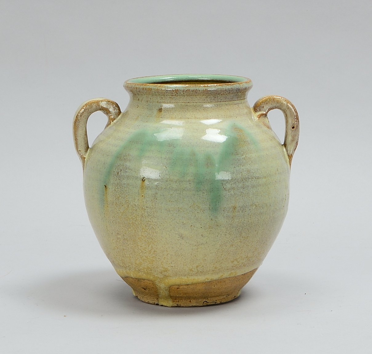 Henkelvase (China), Steinzeug mit heller Laufglasur, mit 2x seitlichen Handhaben; Höhe 17 cm