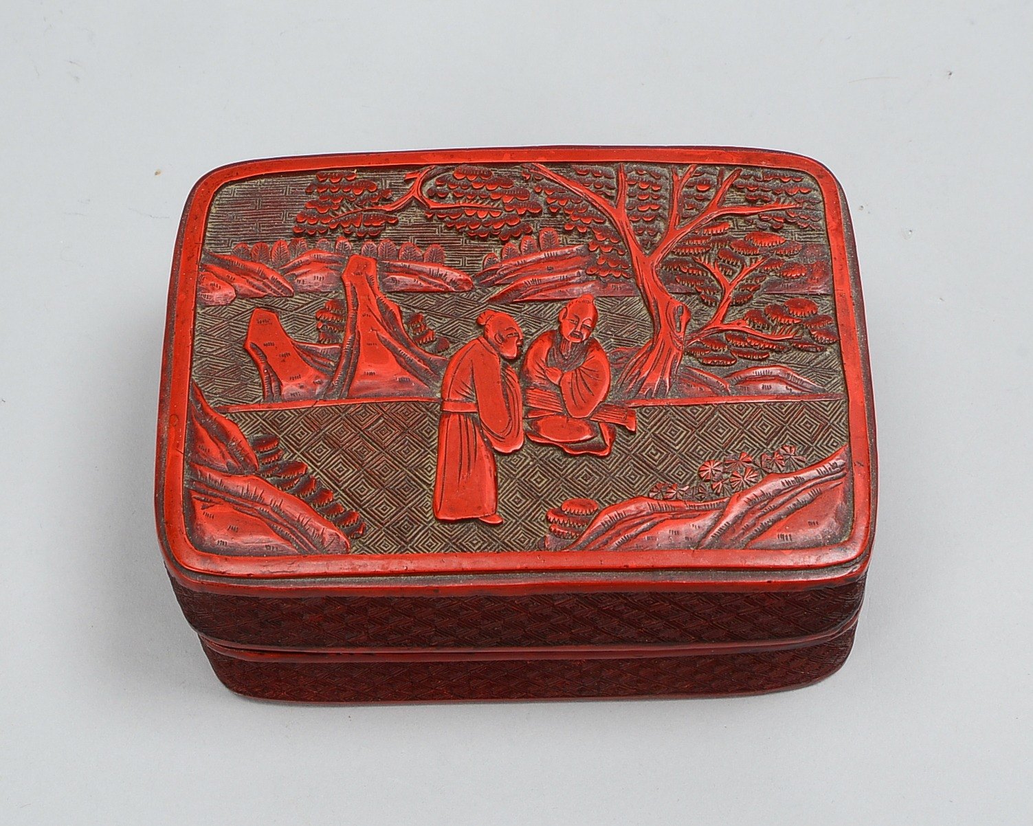 Deckeldose (China), Rotlack-Schnitzerei, im Deckel mit Motiv, 'Personen in Landschaft'; Höhe 6 cm, B