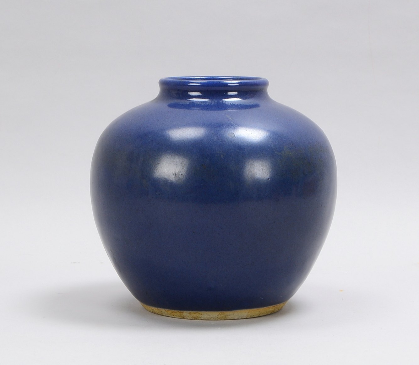Porzellan-Tischvase (China), ovoider Korpus, Wandung mit dunkelblauer Glasur, ungemarkt; Höhe 22 cm