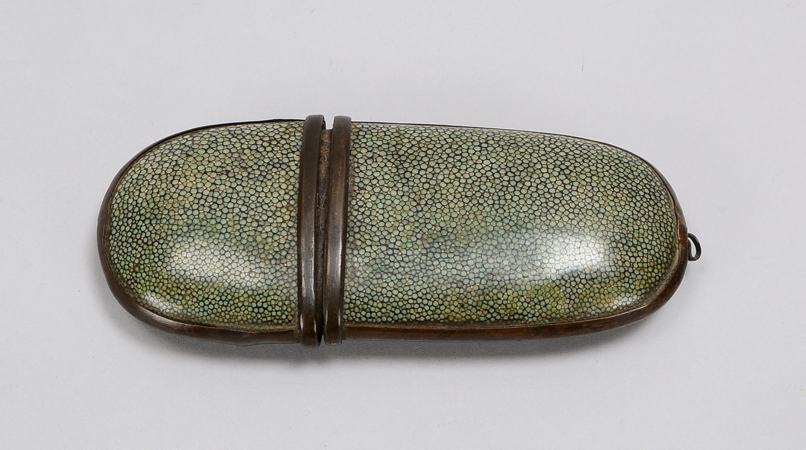 Brillenetui (China), alt, Rochenhaut und Metallfassung; L. 15 cm
