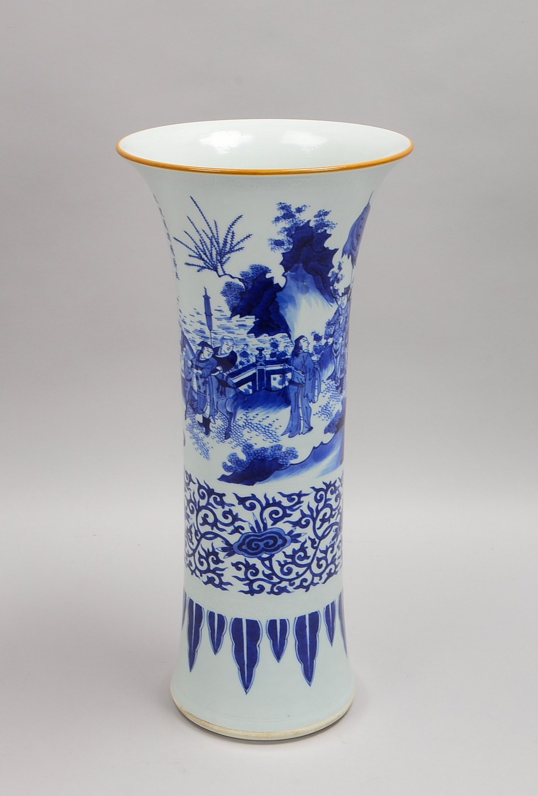 Trompetenvase, Unterglasurdekor in Blau, Boden ungemarkt; Höhe 47 cm