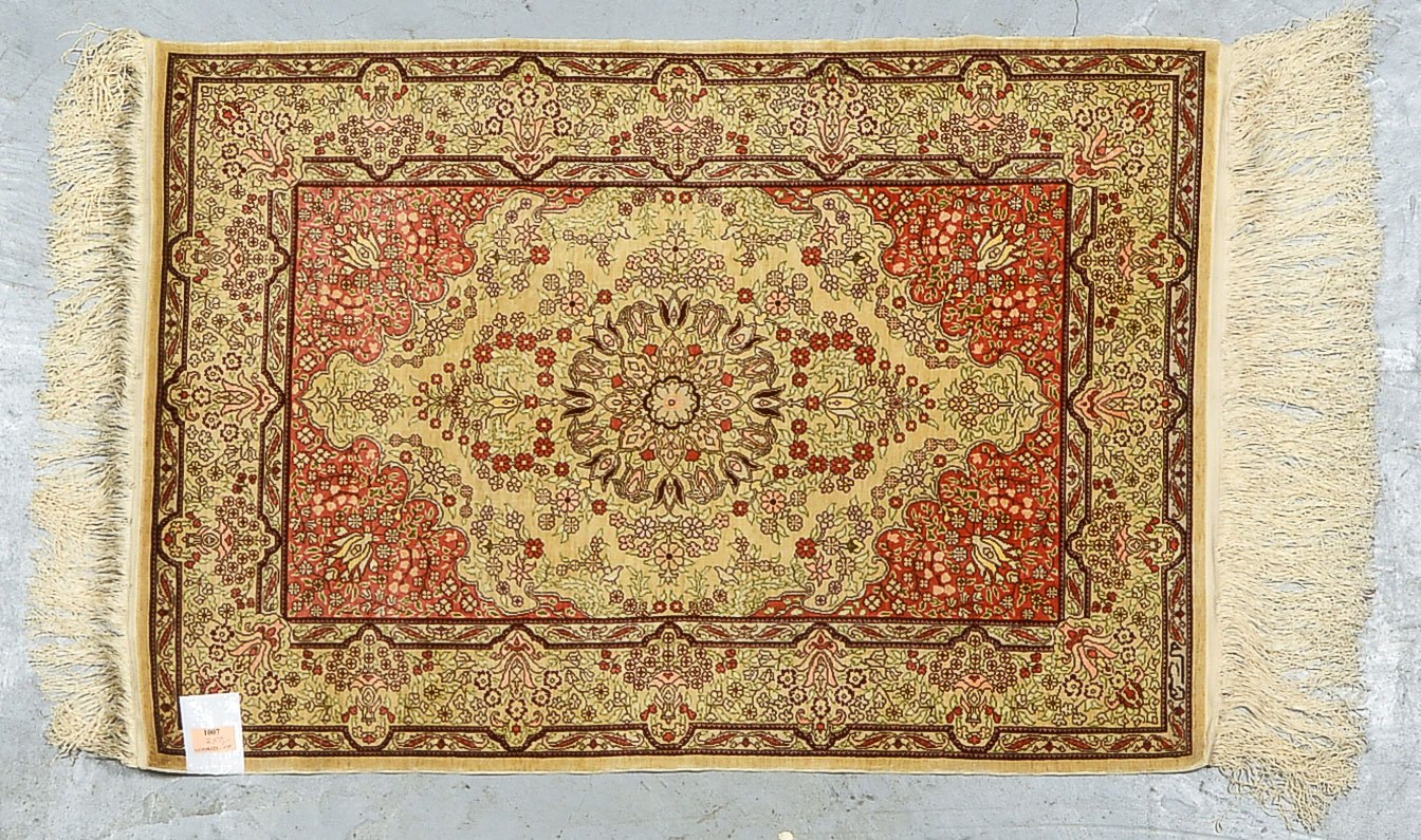 Hereke, Seide auf Seide, sehr feine Knüpfung, über 900.000 Knoten/qm, hellgrundig, signiert, gepfleg
