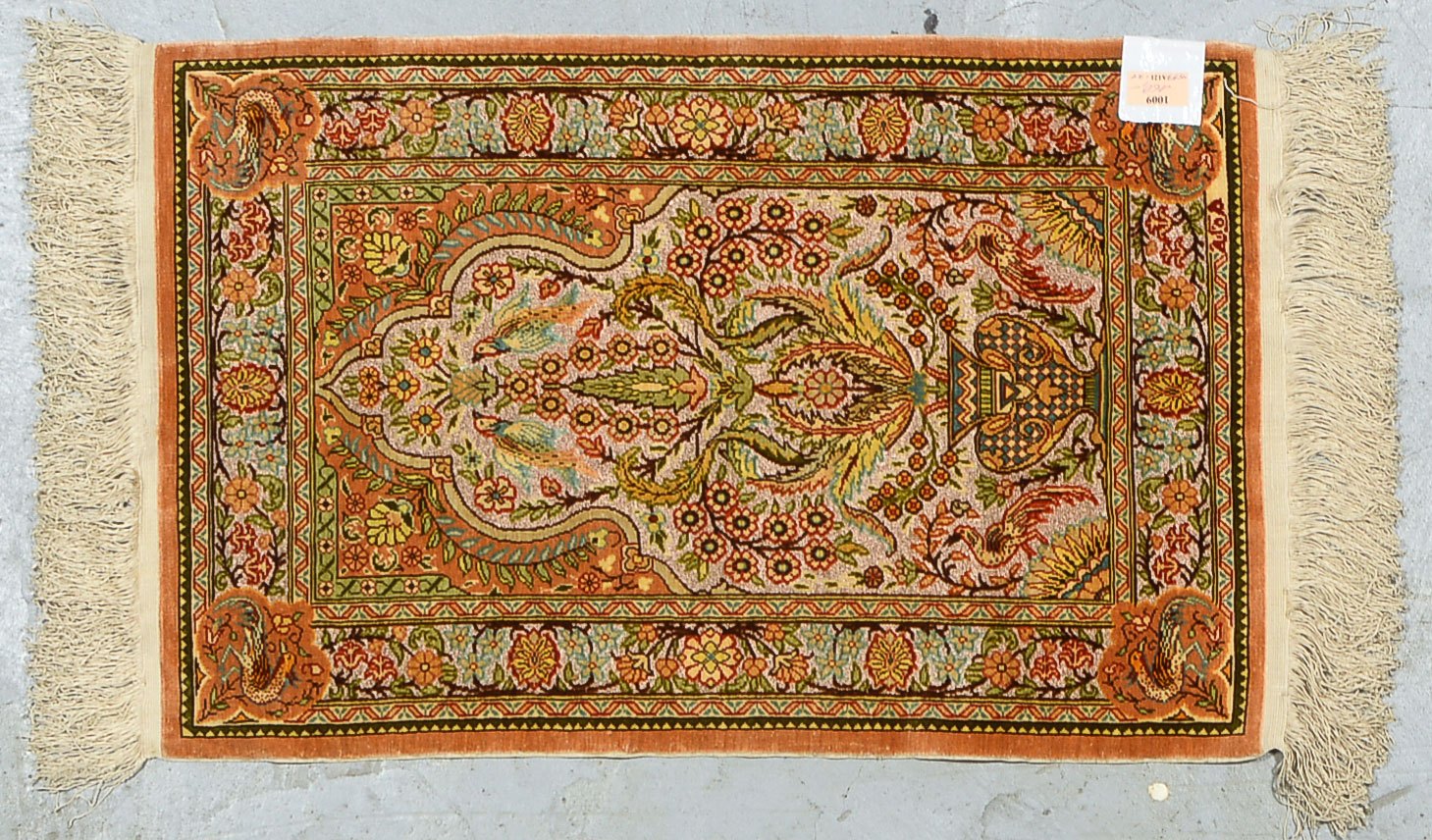 Hereke, Seide auf Seide, sehr feine Knüpfung, ca. 800.000 Knoten/qm, hellgrundig, mit bronzefarbenem