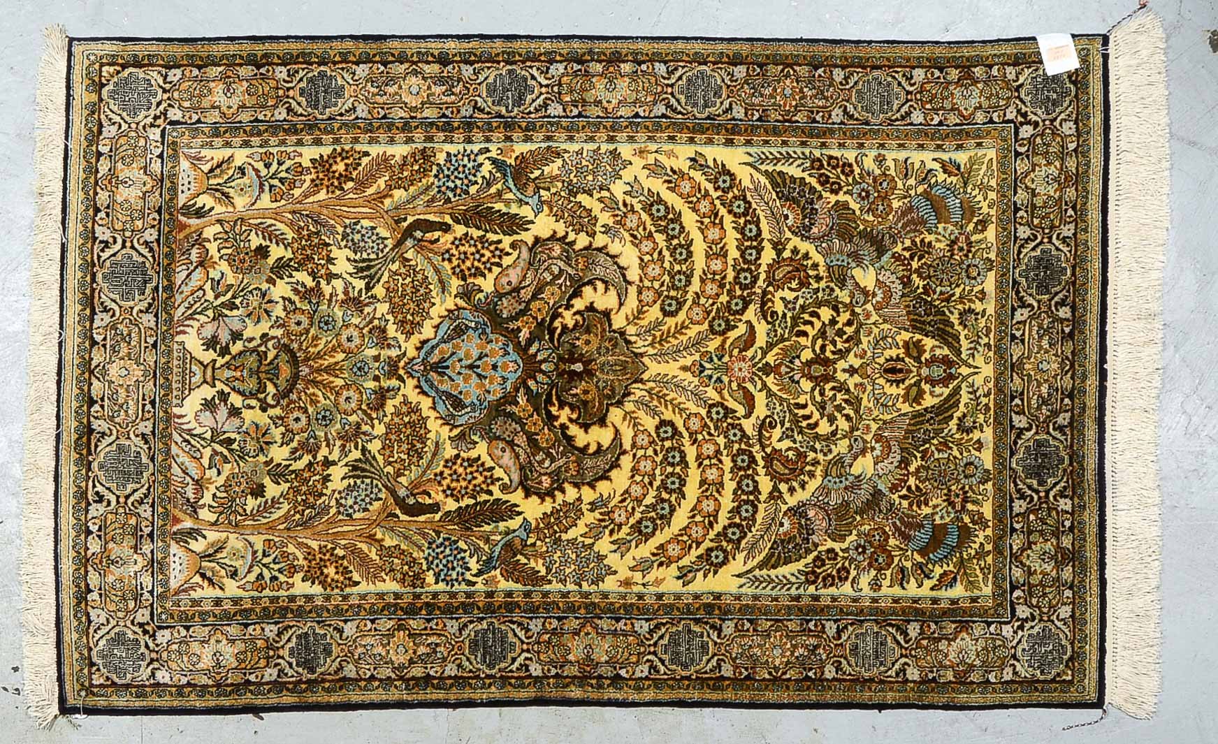 Ghom, Seide, feine Knüpfung, ringsum komplett - Flor in gutem Zustand; Maße 164 x 104 cm