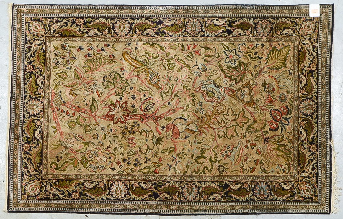 Ghom, Seide, feine Knüpfung, gleichmäßiger Flor - in gutem Zustand; Maße 168 x 108 cm (stellenweise