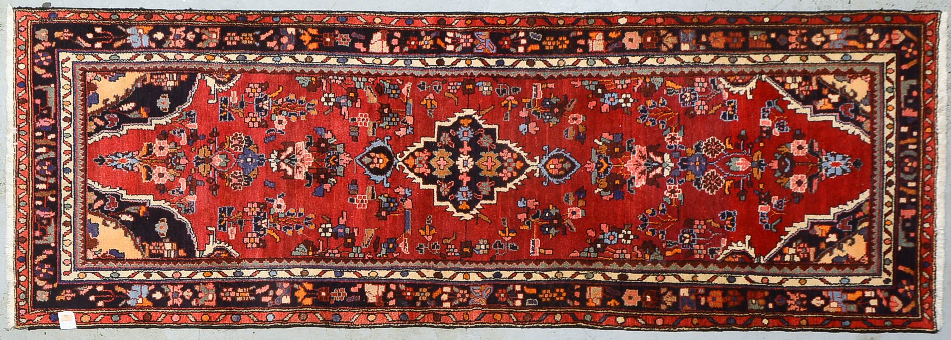 Khamseh-Galerie, ringsum komplett, gleichmäßiger Flor - in gutem Zustand; Maße 302 x 105 cm