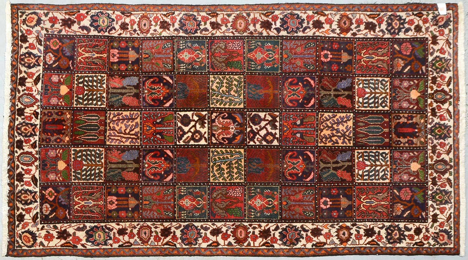 Bakhtiari (Iran), mit Feldermuster, hochflorig - in gutem Zustand; Maße 278 x 155 cm