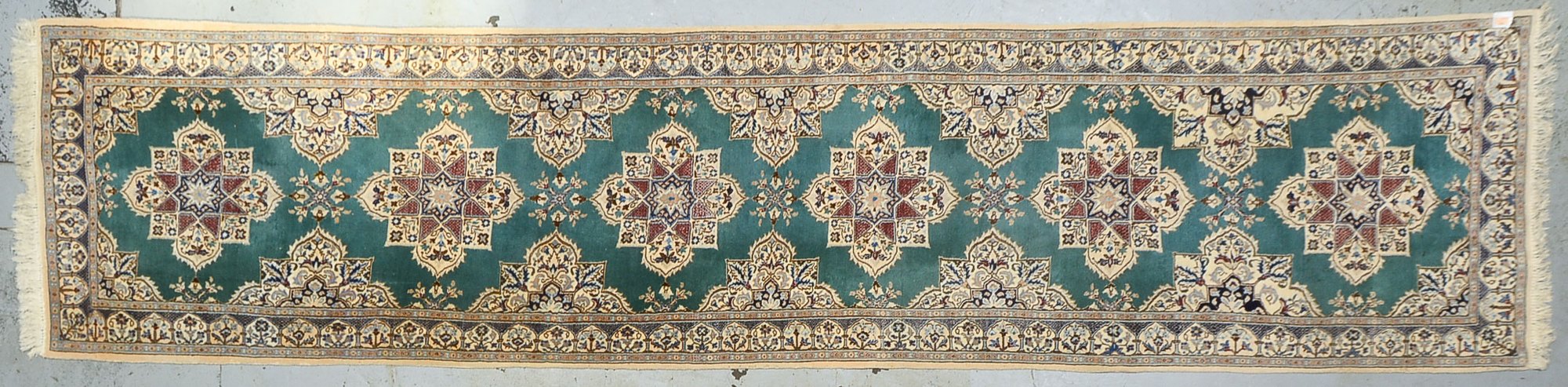 Nain-Galerie, mittelfeine bis feine Knüpfung, grüner Fond, insgesamt gleichmäßiger Flor, gereinigt;