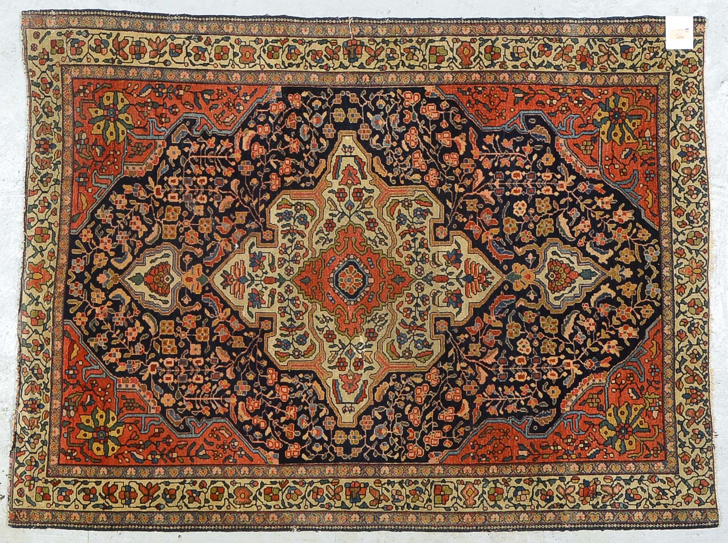 Antiker Ferraghan (um 1900), feine Knüpfung, Pflanzenfarben, Schmalseiten jeweils gekürzt/festoniert
