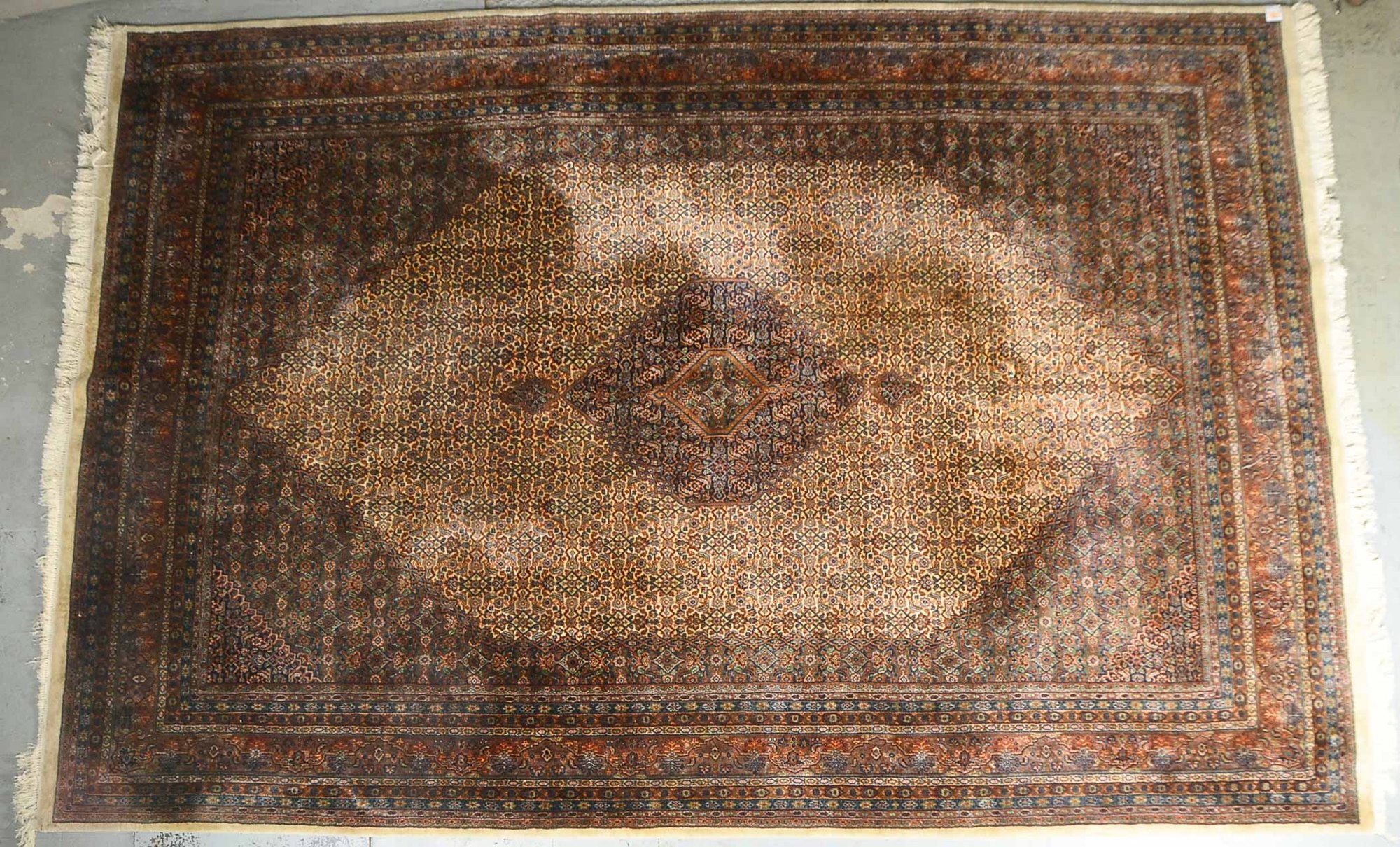 Indo-Orientteppich, mittelfeine Knüpfung, guter hoher Floorzustand, ringsherum komplett; Maße 407 x