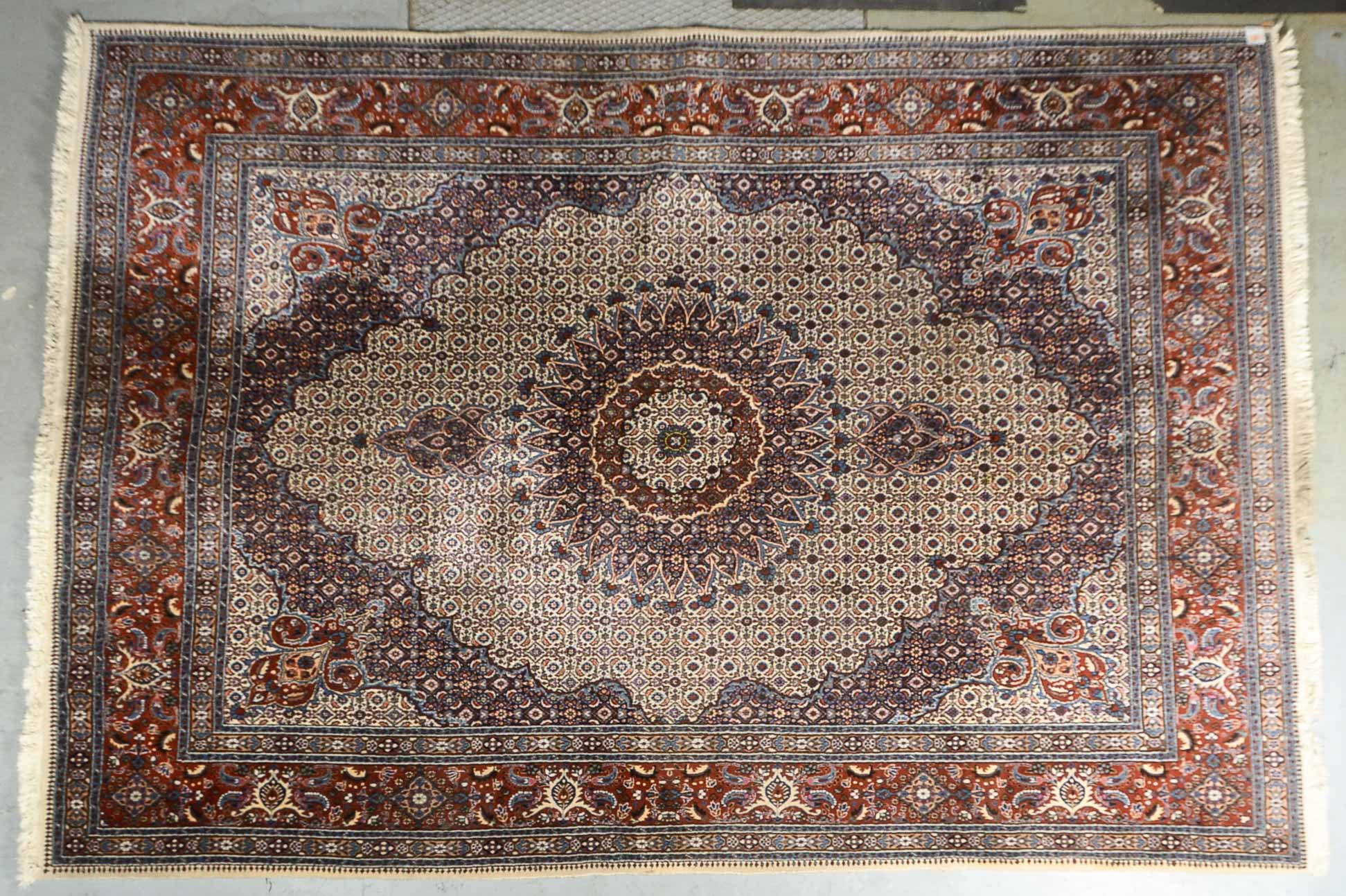 Moud-Orientteppich, mittelfeine Knüpfung, guter Floorzustand, ringsherum komplett; Maße 340 x 248 cm