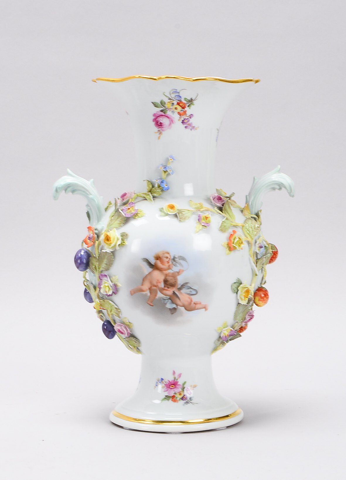 Meissen, Porzellanvase, schauseitig mit allegorischen Purto-Motiven, mit plastisch aufgesetzten Blüt