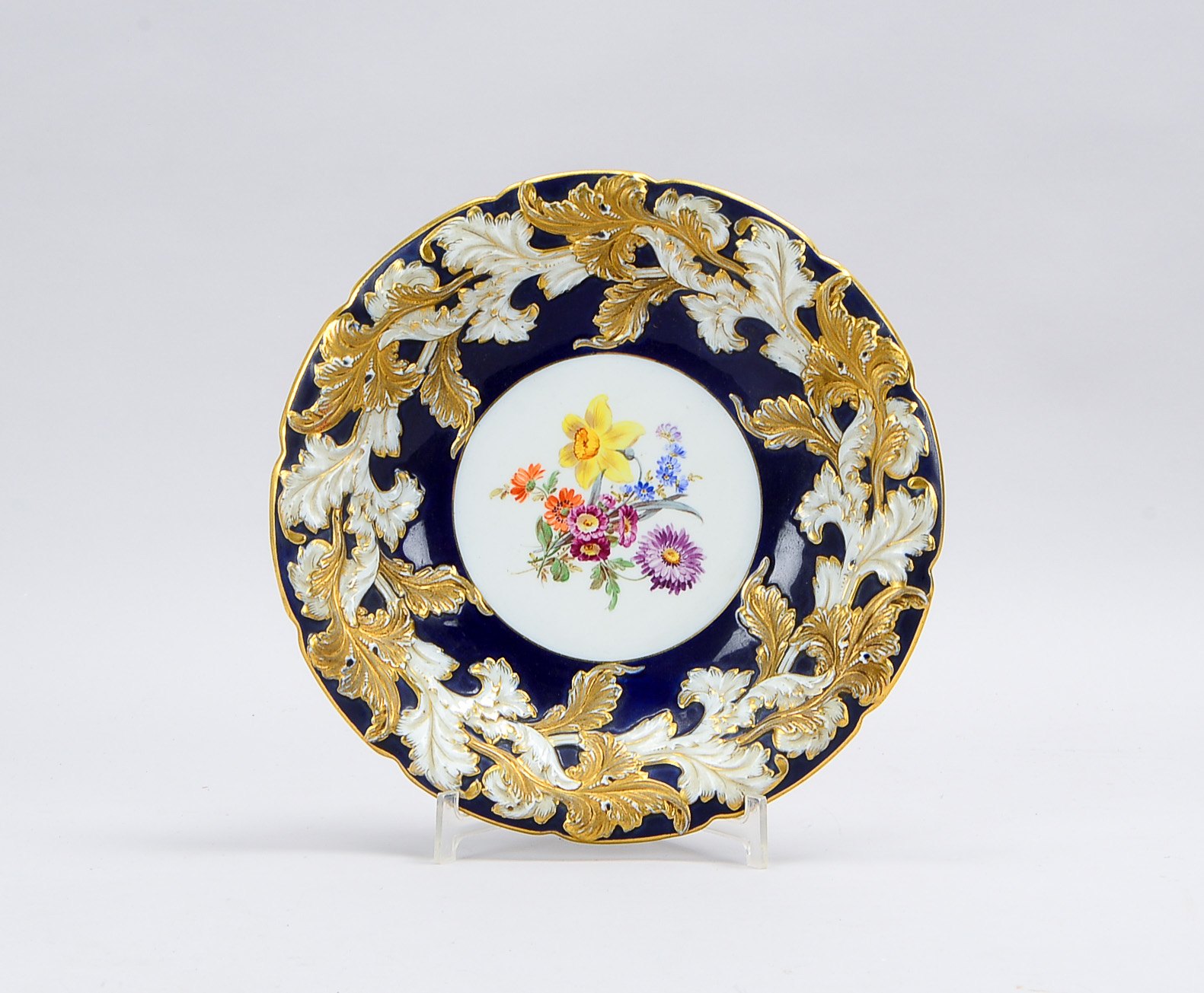 Meissen (Knaufzeit, I. Wahl), Prunkteller/Prunkschale, im Spiegel mit polychromer Handbemalung ('Blu