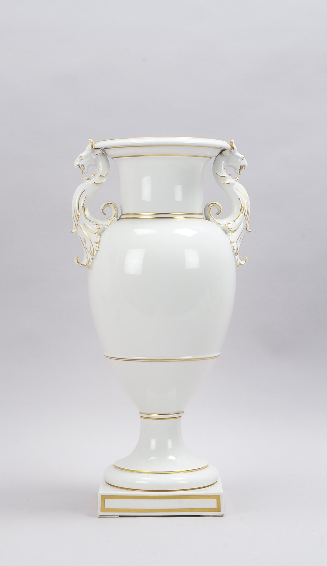 KPM, große Porzellanvase, Weißporzellan/partiell goldstaffiert, Korpus im französischen Stil, seitli