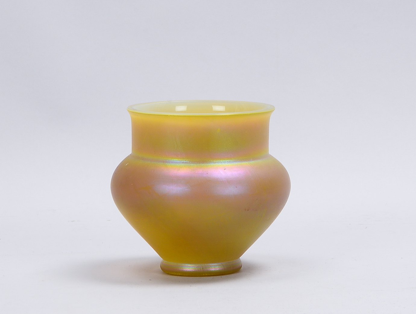 Glasvase (Jugendstil), milchig-opaques Glas mit gelb irisierendem Überfang, ungemarkt; Höhe 12 cm