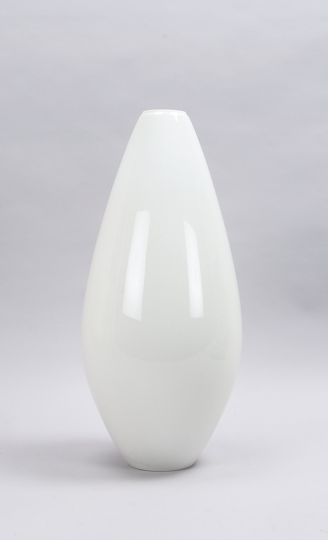 KPM Berlin, große Tischvase, Weißporzellan, Korpus in Kolbenform; Höhe 53 cm