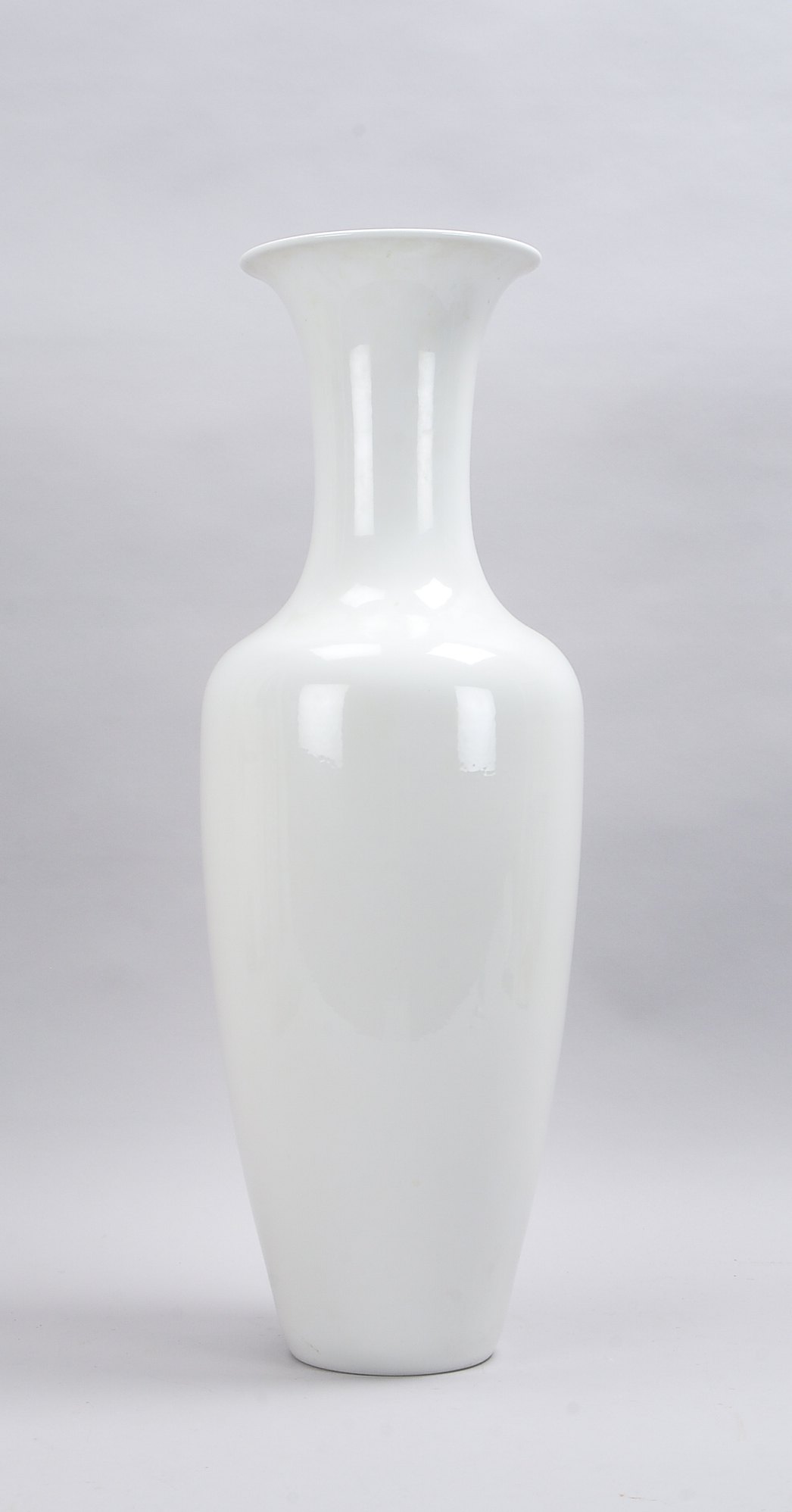 KPM Berlin, große Bodenvase, Weißporzellan, Form 'Asia'; Höhe 71 cm, Durchmesser Ø 23 cm