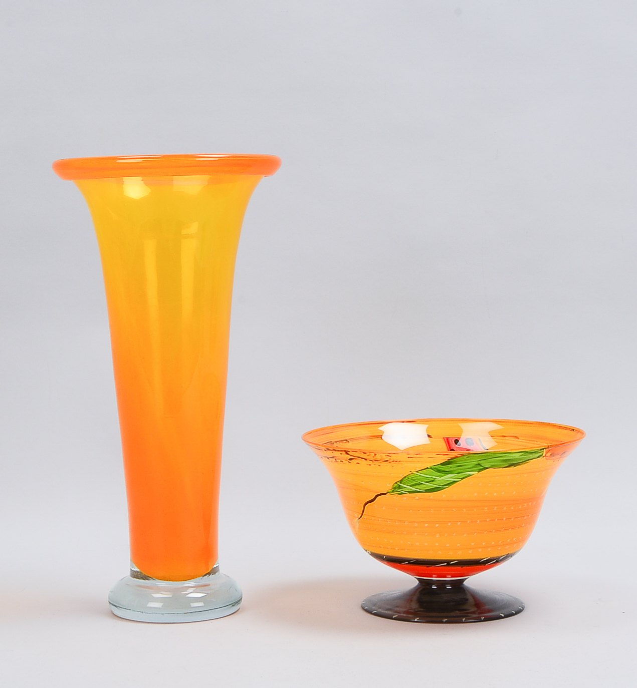 2 dekorative Tischgefäße, Künstlerglas: Schale, farbiges Glas, Wandung mit punktförmigen Aufschmelz