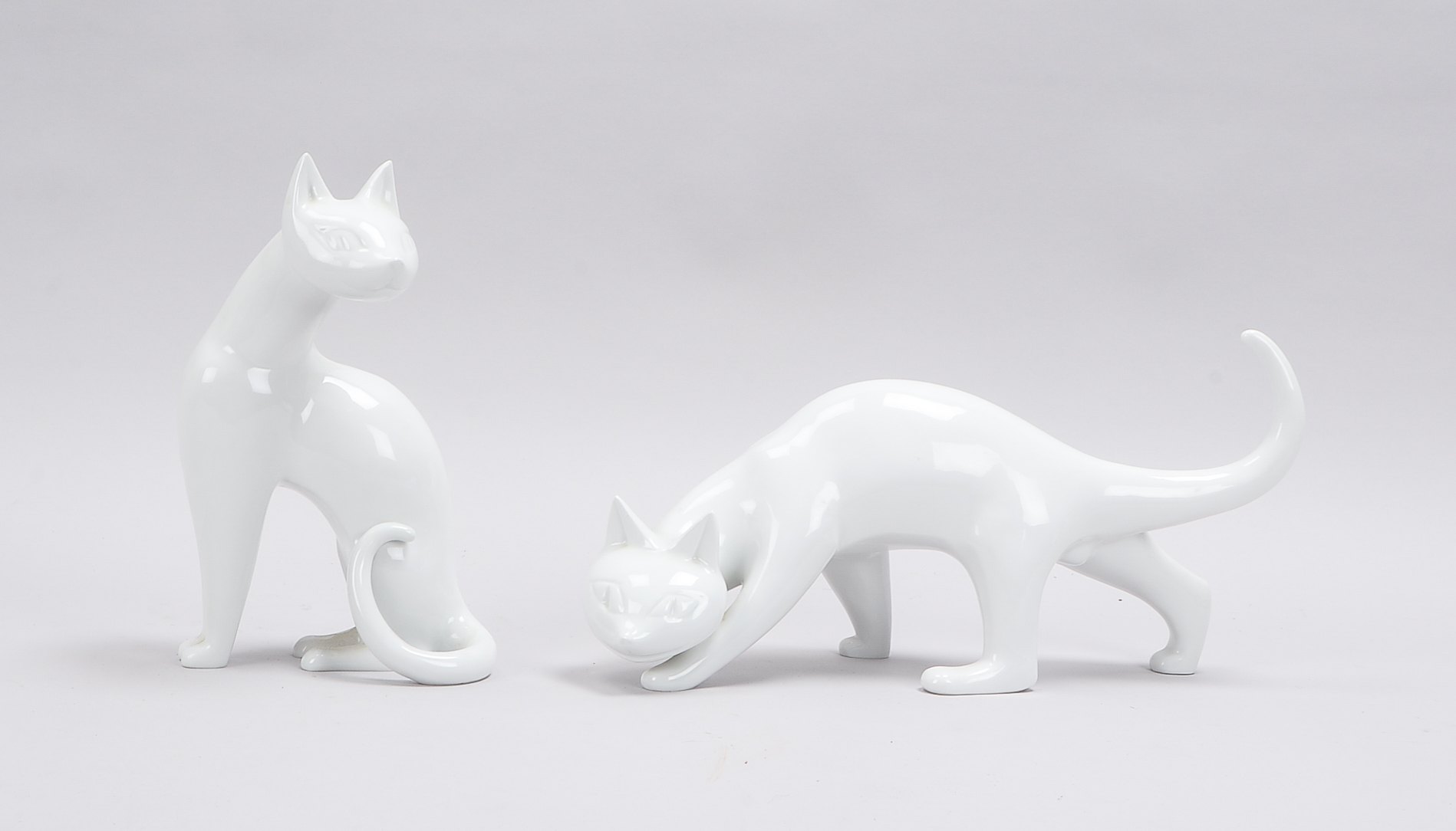 KPM Berlin (I. Wahl, 1962 - 1992), Paar Porzellan-Tierfiguren: 'Sitzende Katze', Höhe 24,5 cm; und '