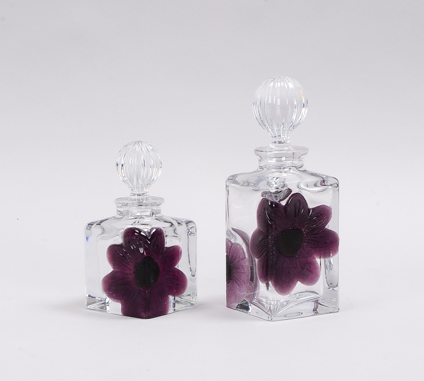 Daum/Frankreich, 2 Glasflacons (aus der 'Coppelia'-Serie), Bleikristall, Wandung mit tief geschnitte