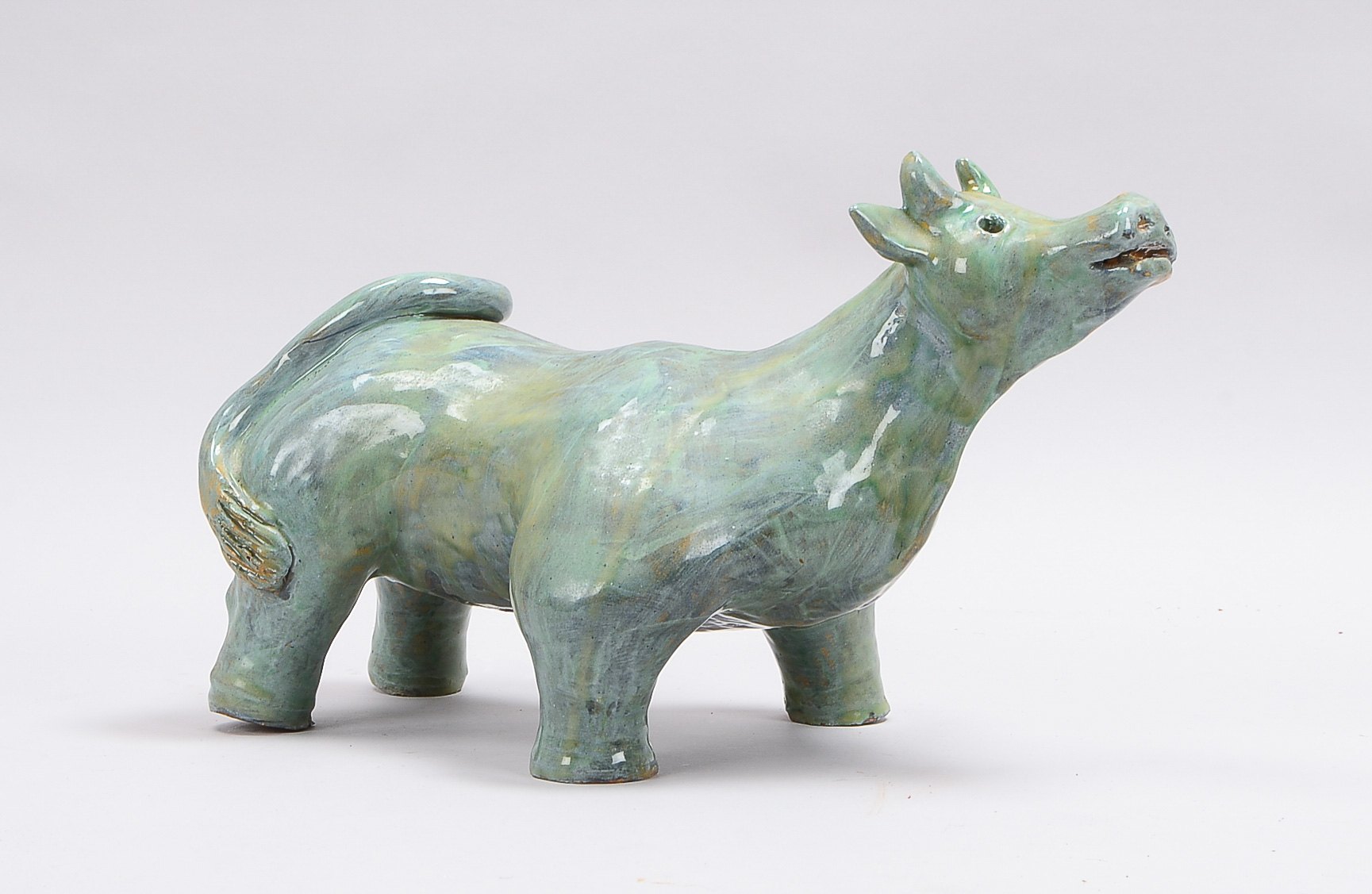 Keramikskulptur, 'Kuh', grün-olivfarben glasiert, in origineller Formgebung, unsigniert; Länge 37 cm