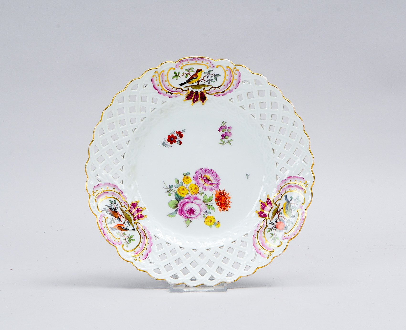 Meissen (I. Wahl), Porzellanteller, filigranem Durchbruchrand, Spiegel mit Blumendekor, Fahne umlauf