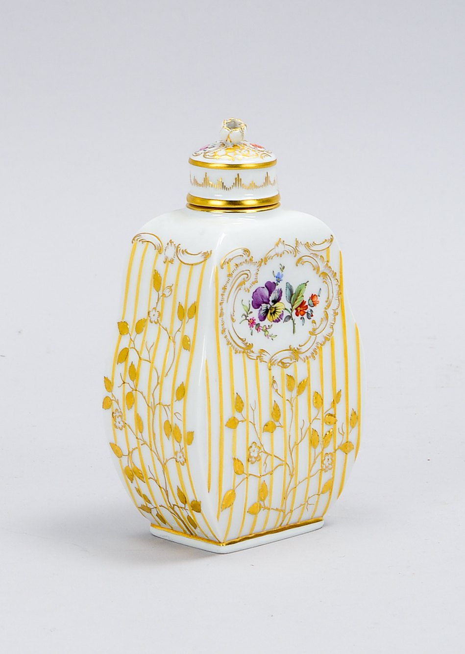 KPM Berlin (I. Wahl), Porzellan-Teedose, schauseitig/rückseitig Kartuschen mit floraler Blumenmalere