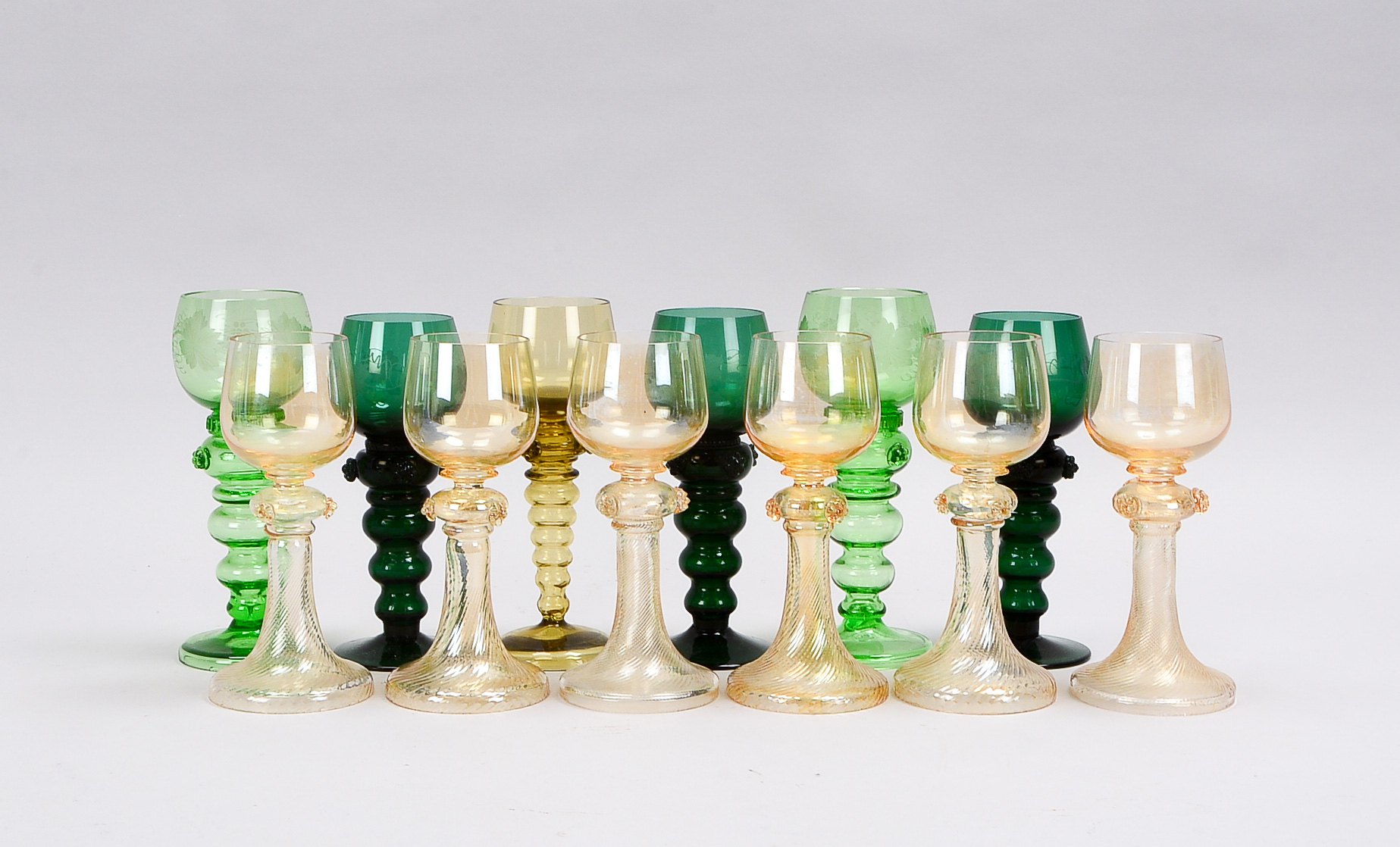 Tischglas-Sammlerkonvolut: Weinrömer, verschiedene Farben und Ausführungen, Gläser überwiegend mit H