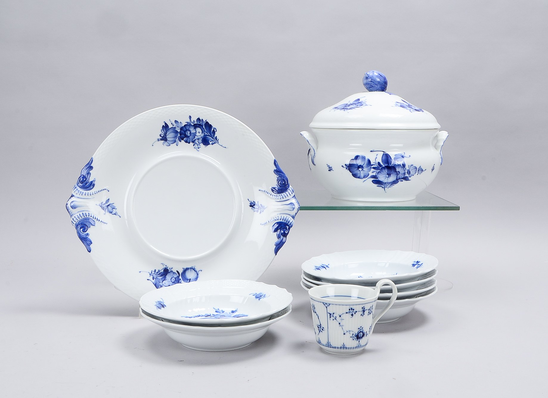Royal Copenhagen, Porzellan-Suppengeschirr, 8-teilig: große Deckelterrine, Höhe 24 cm, Durchmesser Ø