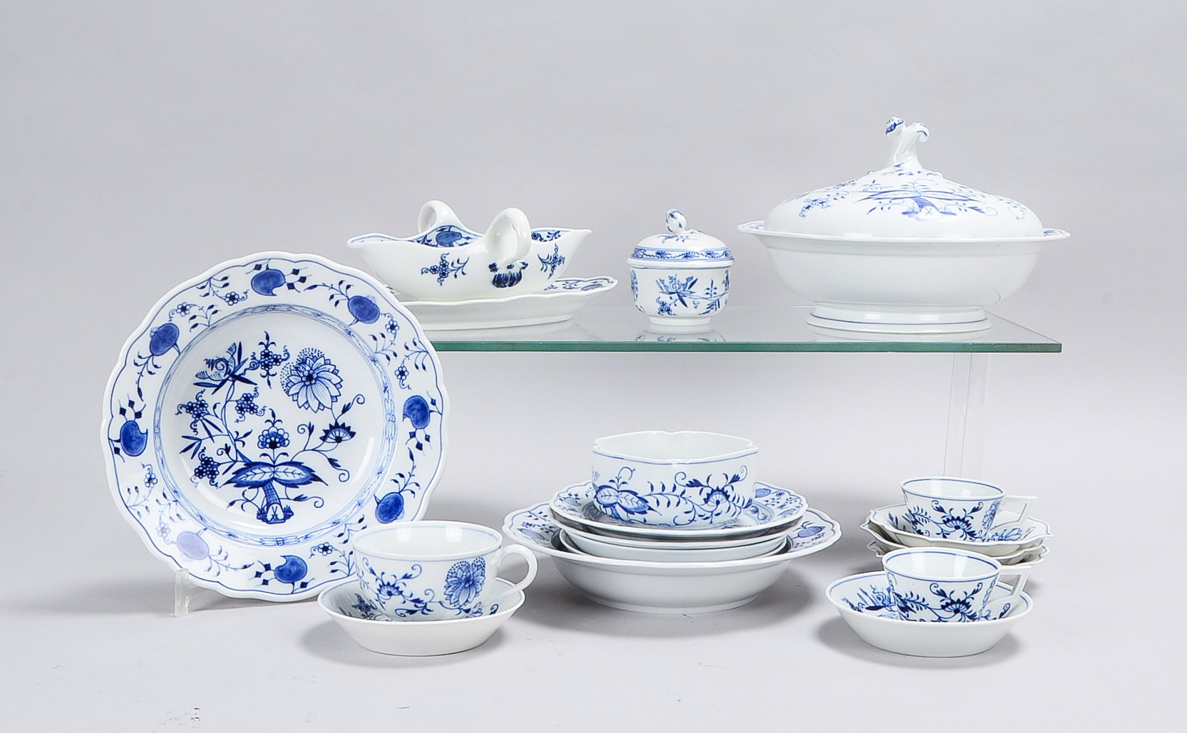 Meissen (Schwertermarke - unterschiedliche Zeiten), Servierteile-Konvolut: große Deckelterrine und S