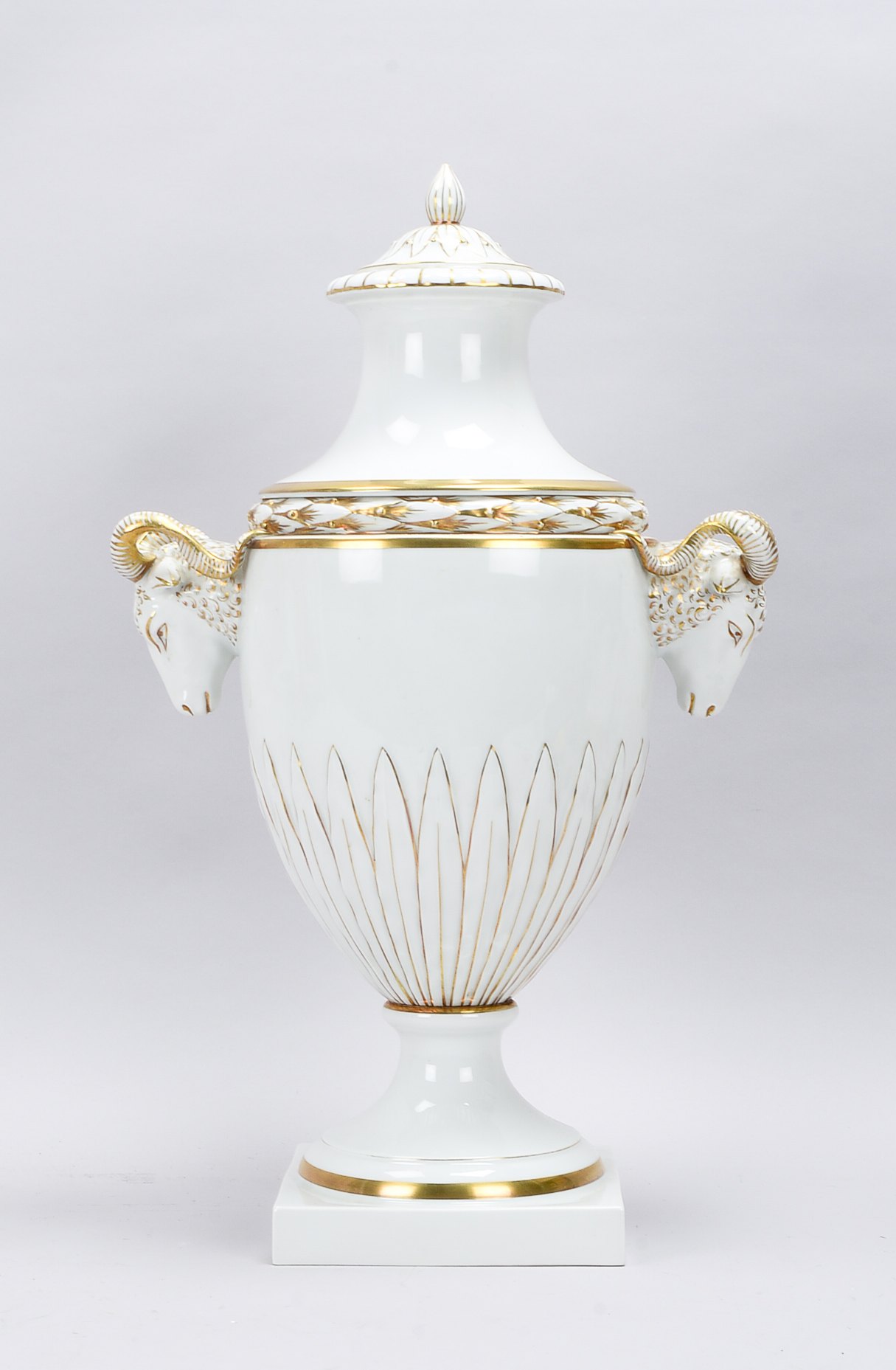 Fürstenberg, Porzellan-Bodenvase, 2x figürliche Handhaben ('Widderköpfe'), Entwurf: Käthe Krauss (19