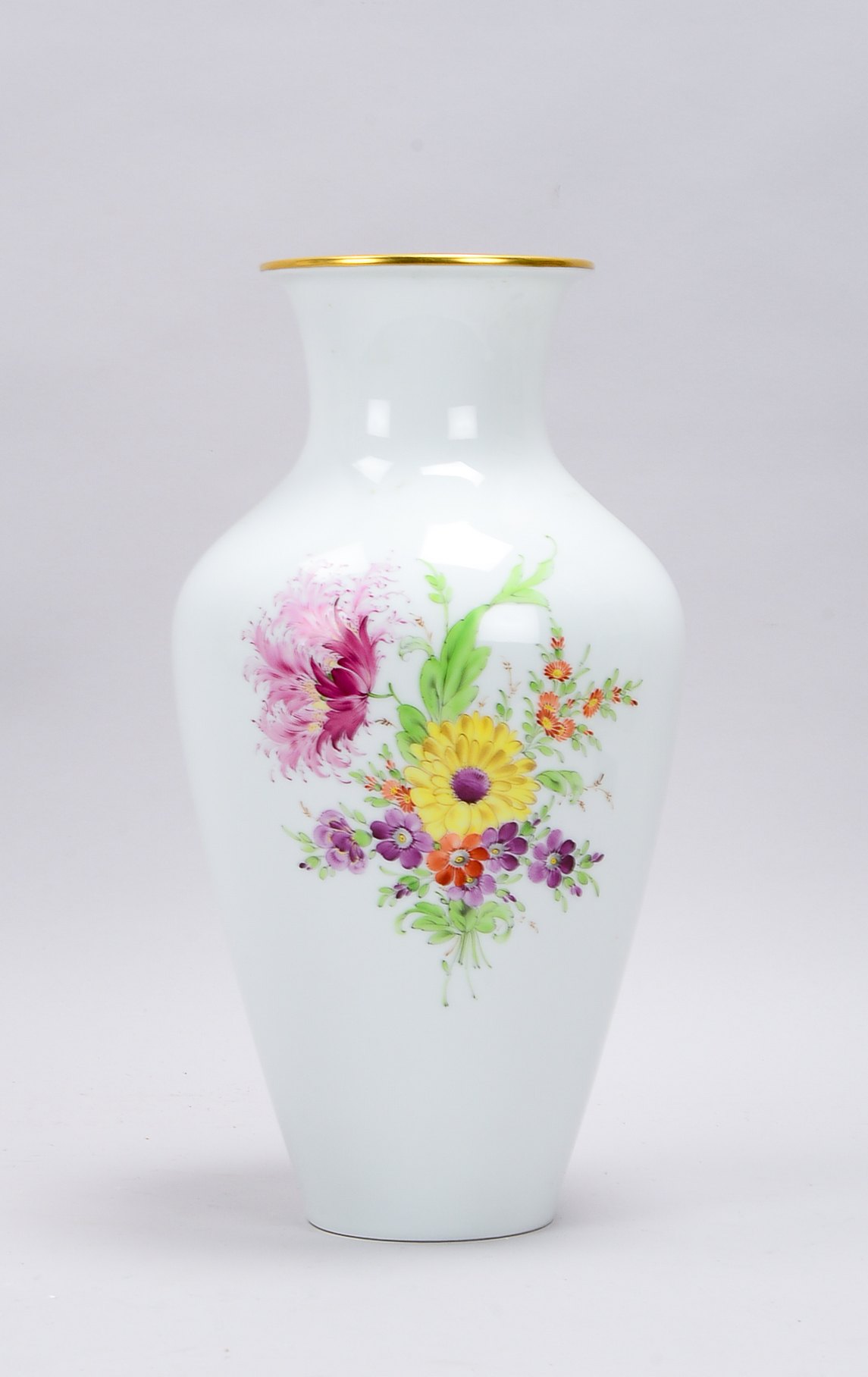 Höchst, Porzellanvase, Balusterform, Dekor 'Blumenbouquet', goldstaffiert; Höhe 36 cm