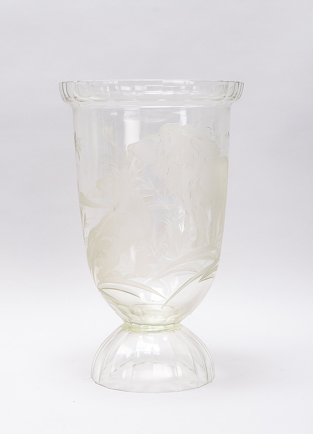 Kristallvase, mit mattiertem Dekor, "Löwenpaar in Landschaft"; Höhe 35,5 cm, Druchmesser Ø 22 cm