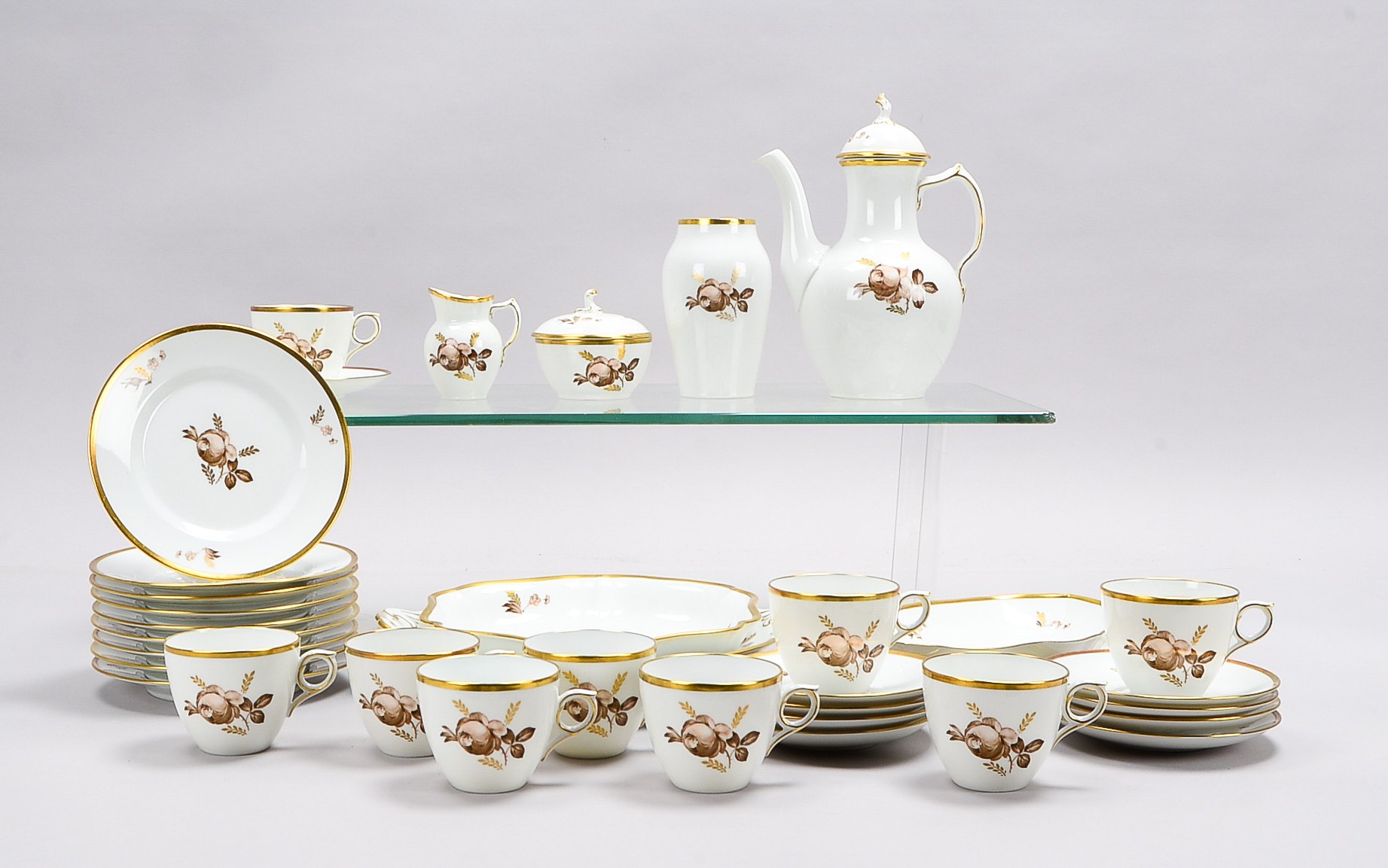Royal Copenhagen, Porzellan-Kaffeeservice, Dekor 'Braune Rose', mit Goldrand, komplett für 9 Persone