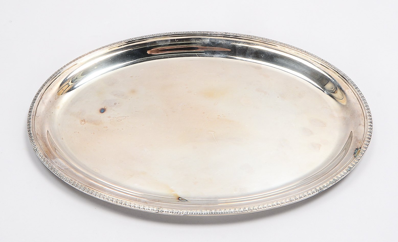 Ovales Tablett, 800 Silber, Ausführung im Empire-Stil, Reliefrand; Maße 39 x 28 cm, Gewicht 705 g