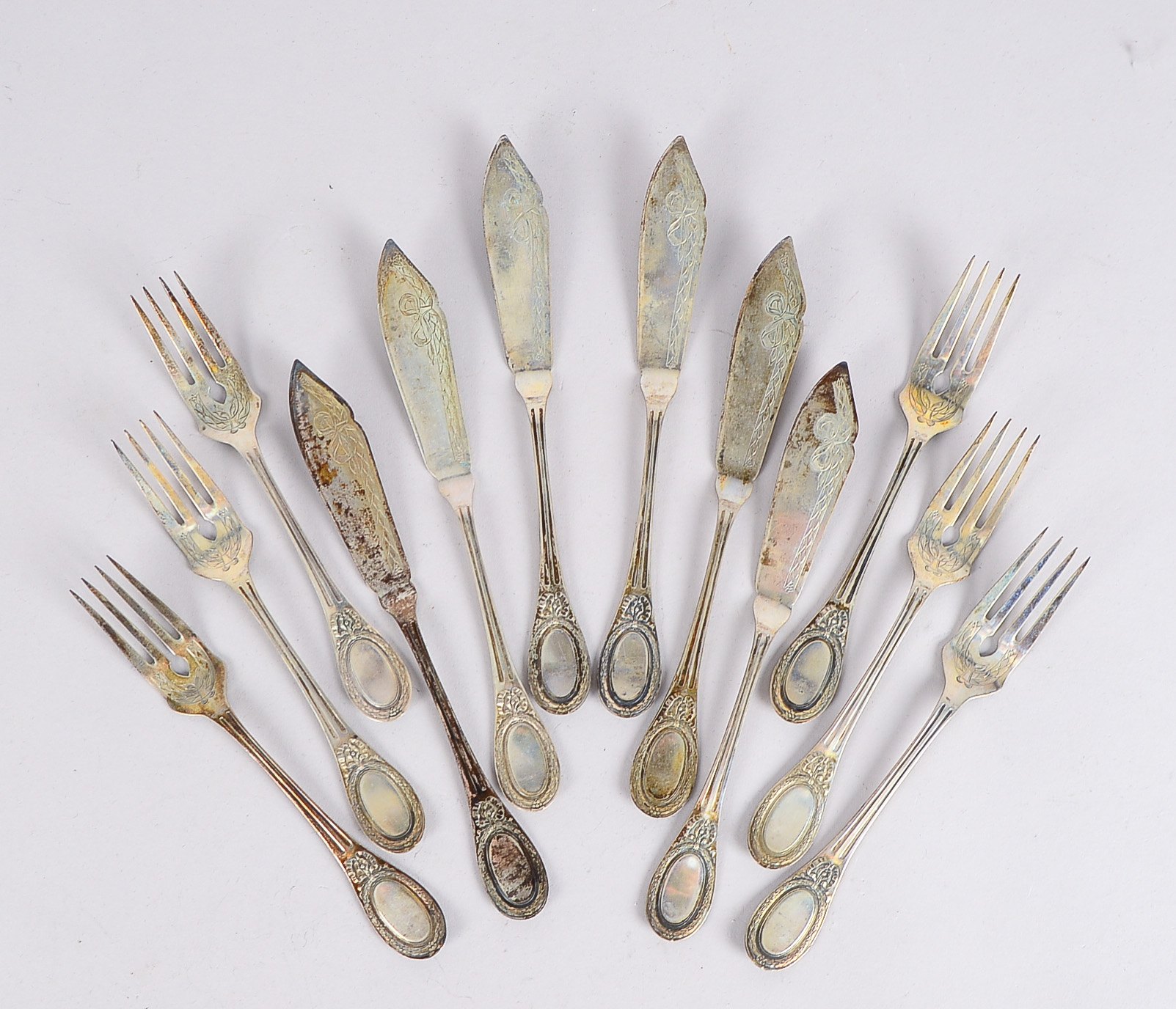 Fischbesteck, 800 Silber, mit Empire-Dekor, für 6 Personen: 6x Messer und 6x Gabeln; Gewicht 520 g
