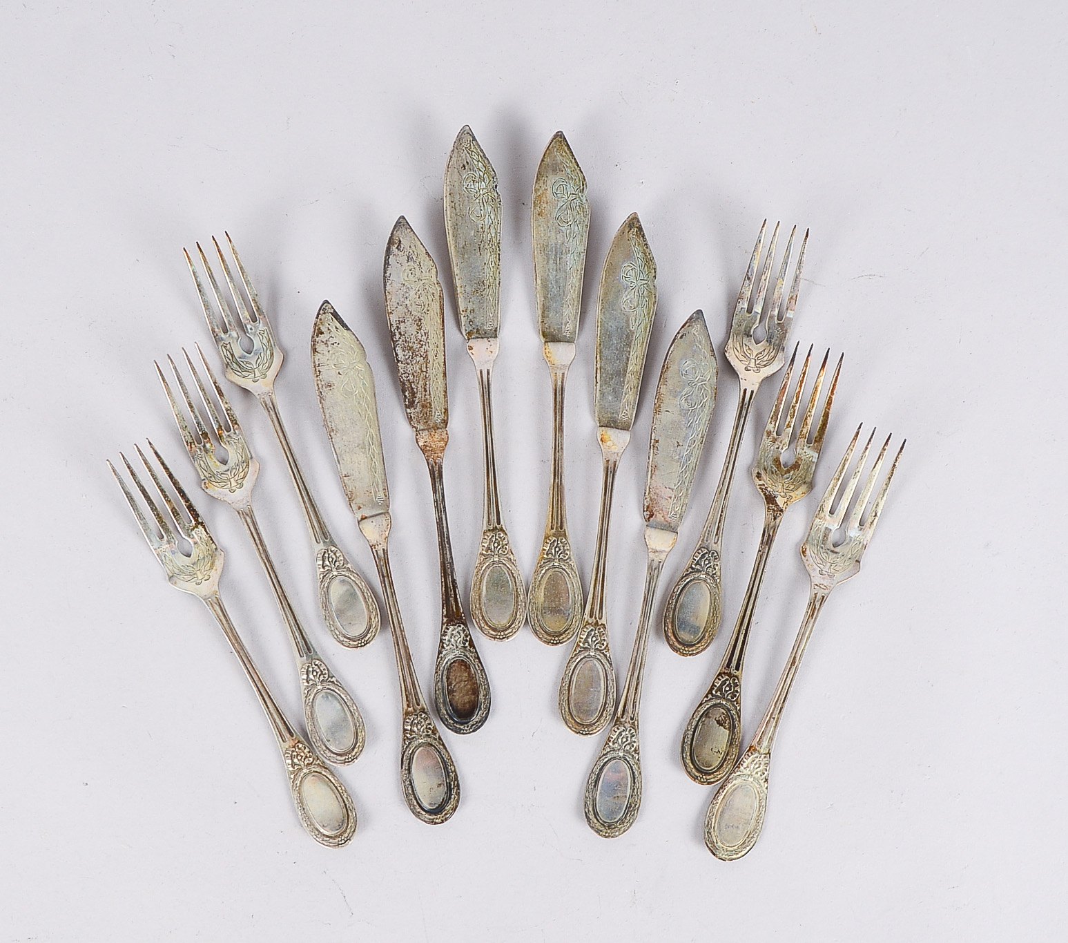 Fischbesteck, 800 Silber, mit Empire-Dekor, für 6 Personen: 6x Messer und 6x Gabeln; Gewicht 520 g