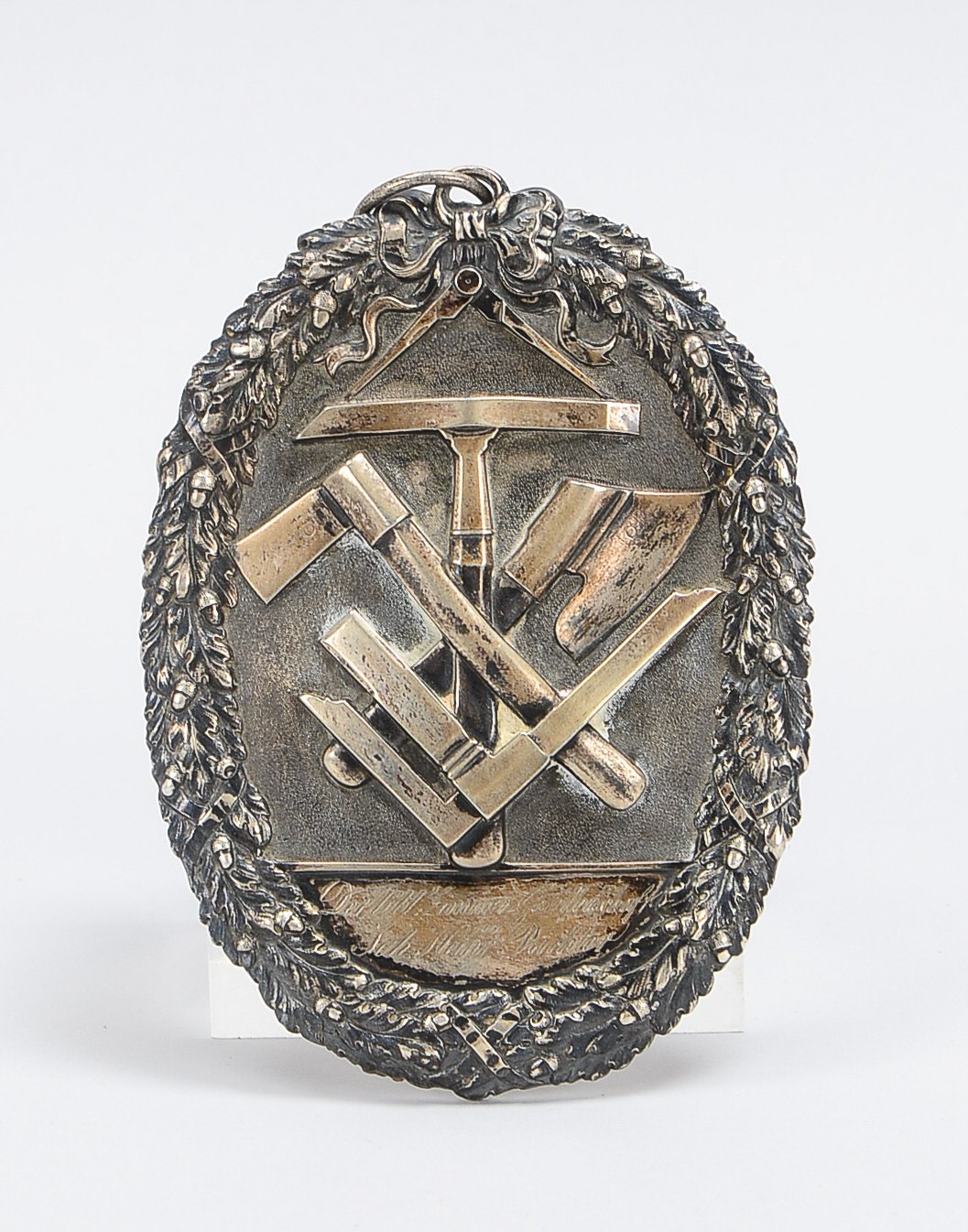 Zunftpalette der Zimmerleute, Silber, schauseitig mit reliefierten Insignien der Zimmerleute/umgeben