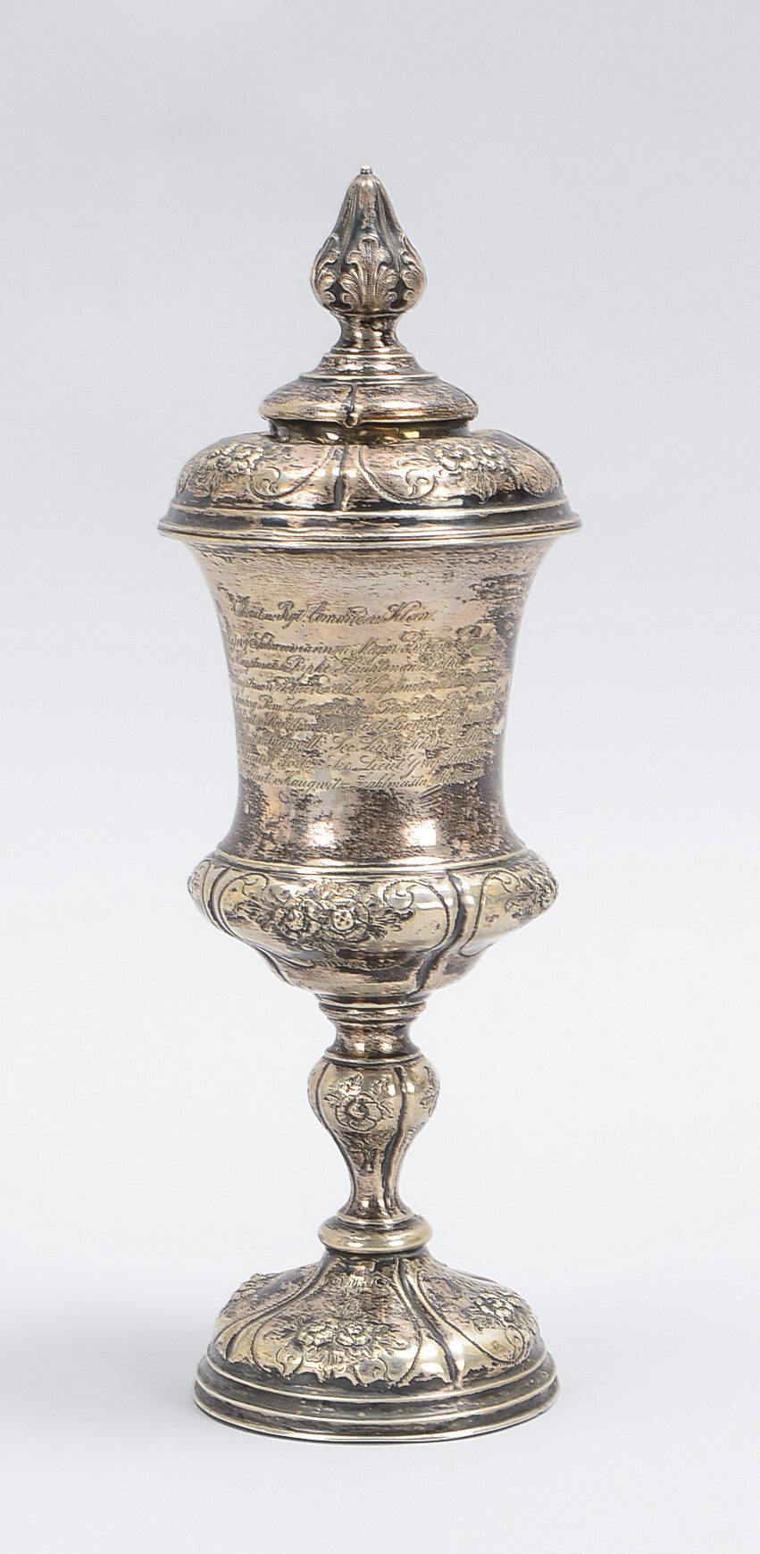 Jubiläums-Pokal, Silber, 19. Jhdt., Balusterschaft, Blütenreliefdekor, mit Widmung: 'dem Feldwebel G