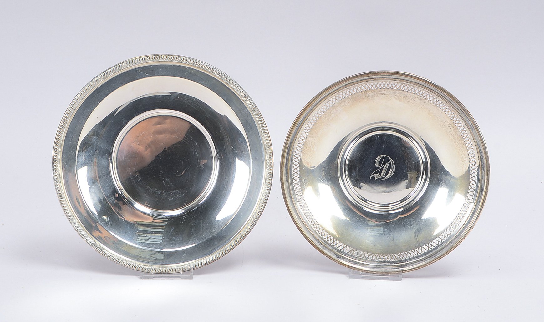 2 Schalen (England), Sterlingsilber, verschiedene Ausführungen; 1x Durchmesser Ø 23 cm, und 1x Ø 25
