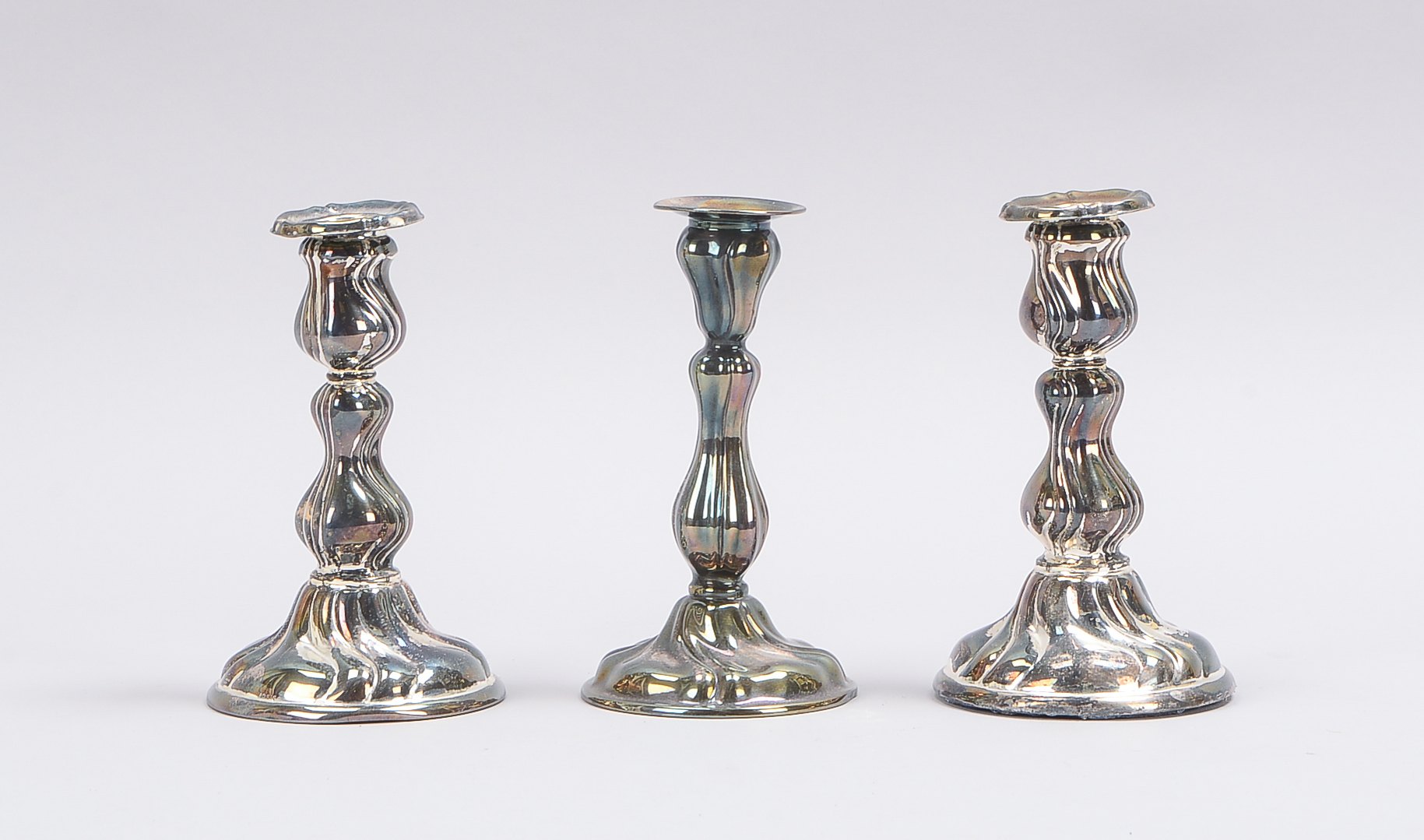 Kleines Tischkerzenleuchter-Konvolut, jeweils 1-flammig, 3 Stück/1x 925 Sterlingsilber, barocke Ausf