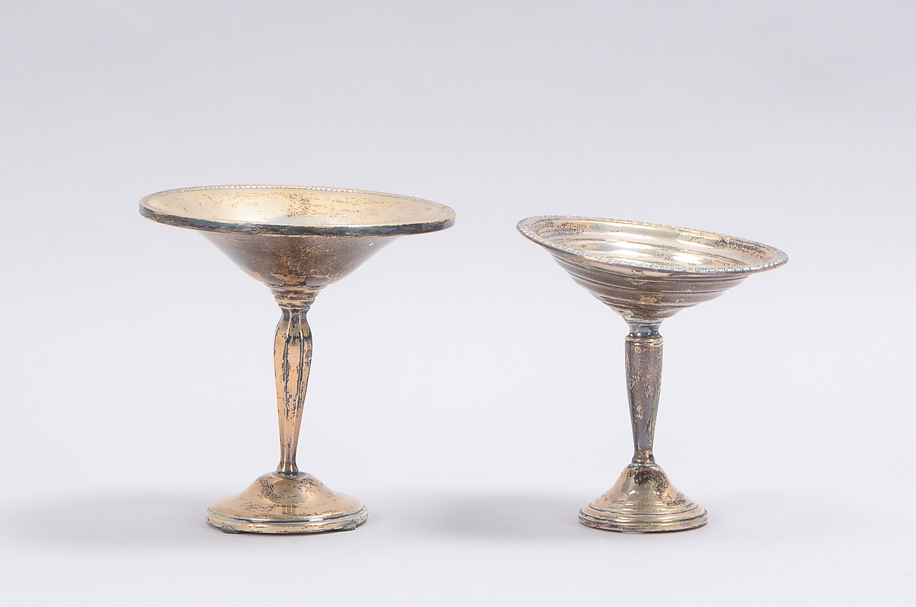 2 kleine Tischaufsätze (England), 925 Sterlingsilber, verschiedene Ausführungen, jeweils gefüllt; 1x