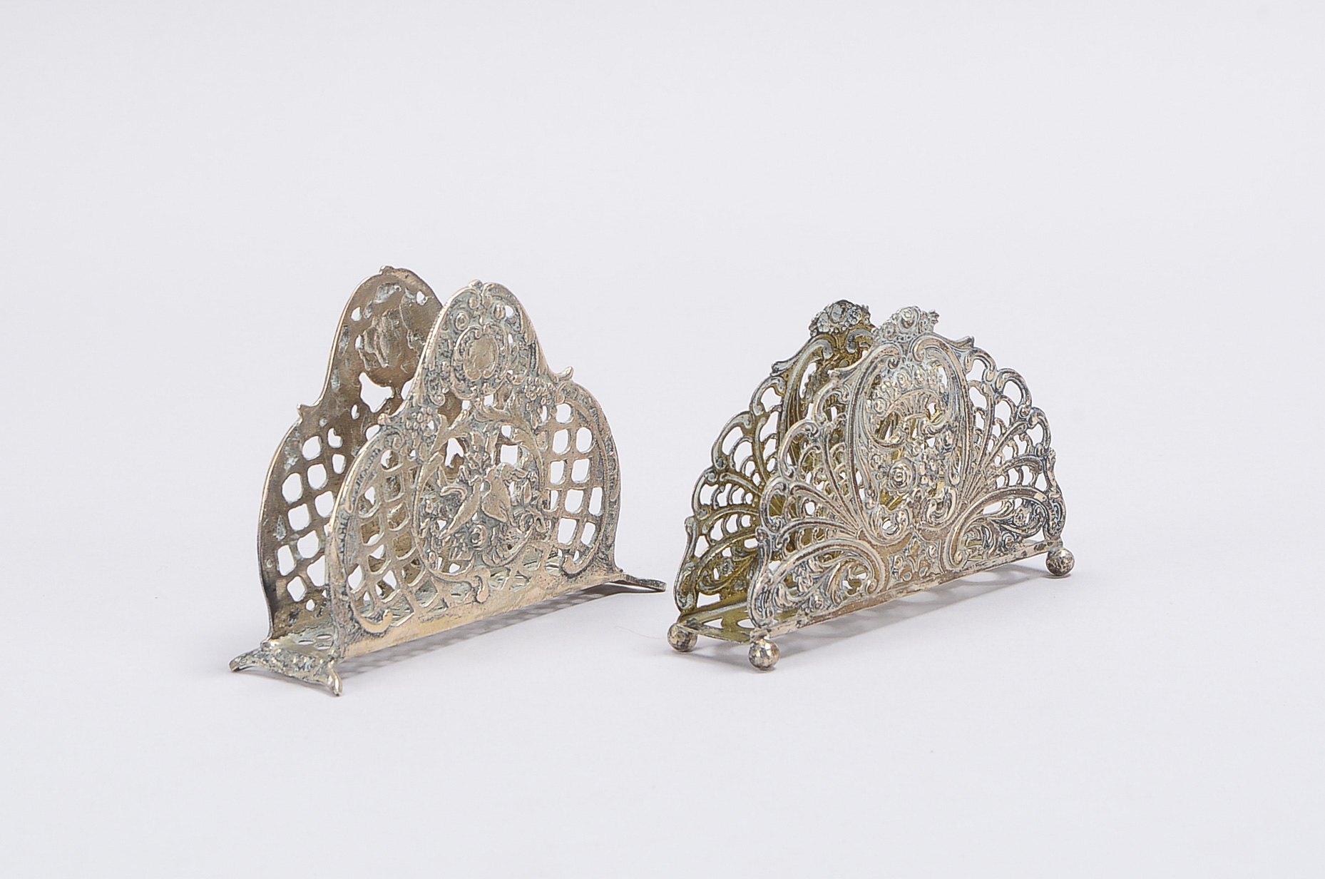 Paar Serviettenhalter, 800 Silber, barocke Ausführungen - mit Durchbrucharbeit; Höhe 8 cm, Breite 10