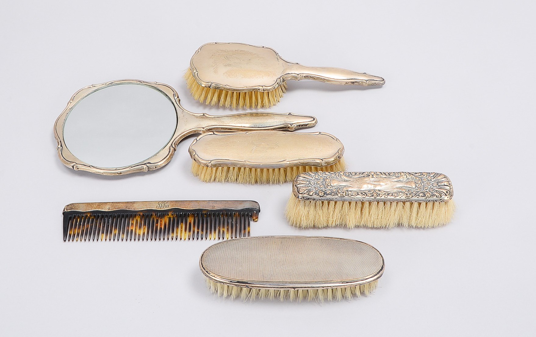 Sammler-Toilettengarnitur, unterschiedliche Accessoires und Silbergehalte, 6 Teile: Handspiegel, Kam